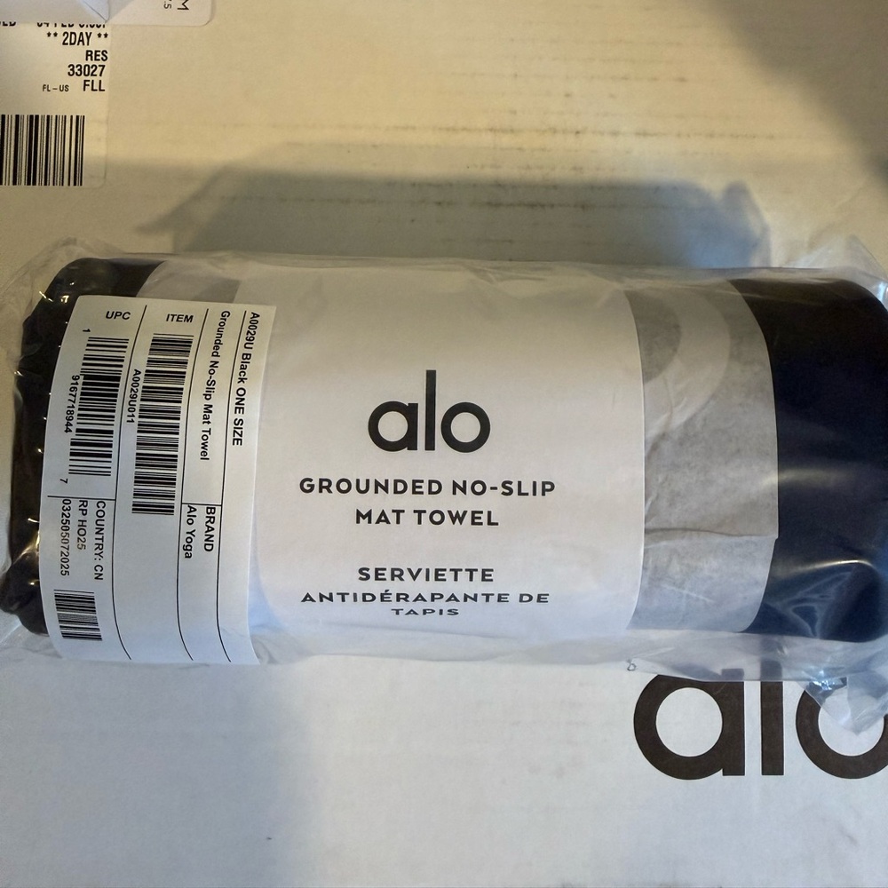 ALO Yoga Black and White Grounded No-Slip Mat Towel
